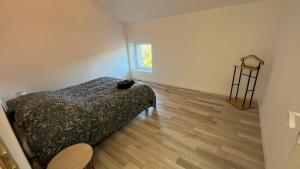a bedroom with a black cat sitting on a bed at Le loft sous les toits in Arles