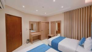 a hotel room with a bed and a bathroom at الديار الفاخرة - احد رفيدة in Ahad Rafidah
