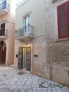 a building with a door and a balcony at L'Arco degli Artisti in Giovinazzo