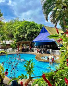 a group of people in a swimming pool at a resort at Hotel campestre los gabrieles in Rivera