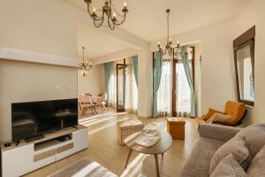 a living room with a couch and a tv at Urban Vista Residence in Španjola