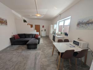 a living room with a couch and a table at Gästehaus Hemetsberger in Attnang-Puchheim