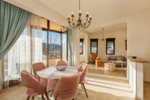 a dining room with a table and chairs at Urban Vista Residence in Španjola