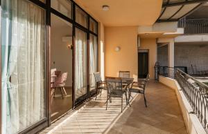 a balcony with chairs and a table in a building at Urban Vista Residence in Španjola +24 photos