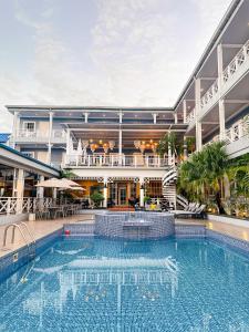 a large swimming pool in front of a building at Hotel Casona del Lago in Flores