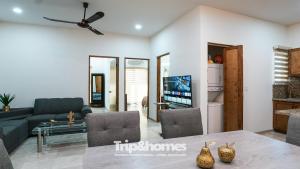 Televisor o centre d'entreteniment de Casa Naya - 2BR Condo, Pool, Rooftop & Central