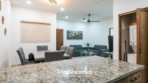 Zona d'estar a Casa Naya - 2BR Condo, Pool, Rooftop & Central