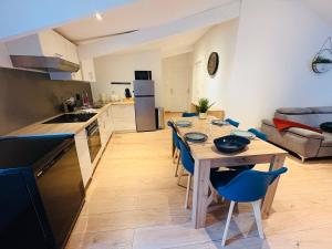 a kitchen and living room with a table and chairs at L'Emile Zola l 2 Chambres l Hypercentre in Castres +11 photos