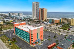 Luftaufnahme einer Stadt mit dem Meer in der Unterkunft Beachside Resort Hotel in Gulf Shores