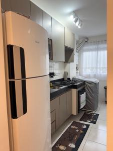 a kitchen with a refrigerator and a stove at Apartamento completo e confortável em Duque de Caxias in Duque de Caxias