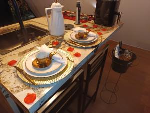 a kitchen counter with plates and dishes on it at Chalé estrela de ouro in Alexânia
