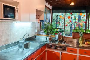 a kitchen with a sink and a window at Chalé de montaña con Jacuzzi in Guarne