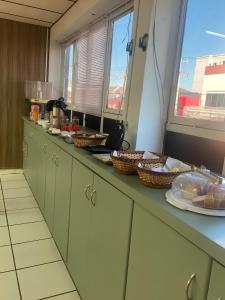 a kitchen with a counter with baskets of food on it at Hotel Shx Goiânia in Goiânia