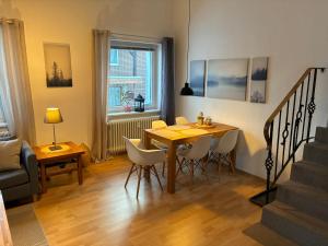 a dining room with a table and chairs and a window at Harz-Urlaub-Altenau - Hunde willkommen in Altenau