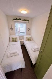 two beds in a small room with a window at Soluthera in Par +30 photos