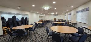 a classroom with tables and chairs in a room at Quality Inn & Suites Eldridge Davenport North in Eldridge +61 photos