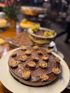 a chocolate cake on a plate on a table at Chalé dos Lagos Ecoresort in Mandaguaçu