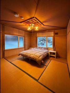 a bedroom with a bed in a room with windows at 呼人2 Arun別邸 in Abashiri +17 photos