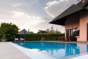 a swimming pool in front of a house at Villa Helena, Venetien, Exklusive Villa auf Privatinsel Albarella, 4 Bedrooms 8 Personen, 300 m Strand in Isola Albarella
