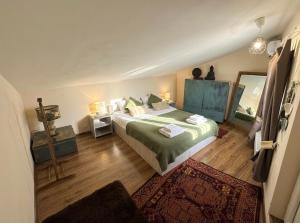 ein Schlafzimmer mit einem Bett mit grüner Bettdecke in der Unterkunft Namaste Hostel in Tbilisi City