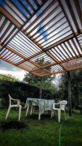 a picnic table and two chairs under a pergola at La Angelica in Juana Koslay 
