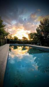 a swimming pool with the sky in the water at La Angelica in Juana Koslay 