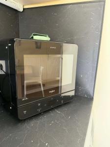 a microwave oven sitting on top of a counter at Maisonnette provençale les pensées in Carpentras