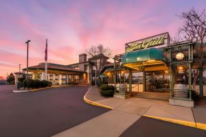 a street scene of a town with a building at Rogue Regency Inn Medford Airport in Medford