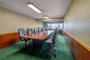 a conference room with a long table and chairs at Rogue Regency Inn Medford Airport in Medford +34 photos