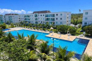 an aerial view of the pool at the resort at Apto Porto de Galinhas in Porto De Galinhas