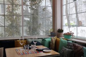 a room with a couch and a table and windows at Auberge La Marmite in La Malbaie