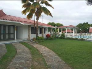 a house with a palm tree in the yard at Alborada Chinauta in La Serena