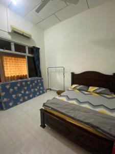 a bedroom with a bed and a window in it at Best Homestay in Kuala Rompin