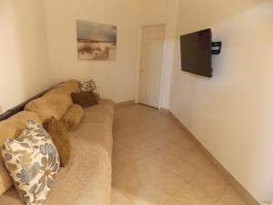 a living room with a couch and a flat screen tv at La Sierra Departamento 1 in Ciudad Juarez