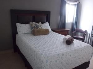 a bedroom with a bed with a brown bag on it at La Sierra Departamento 1 in Ciudad Juarez