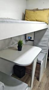 a desk underneath a bunk bed with a plant on it at Trailer cassa Rodante in Posadas