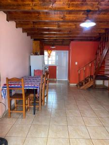 eine Küche und ein Esszimmer mit Tisch und Stühlen in der Unterkunft Joly in Wanda
