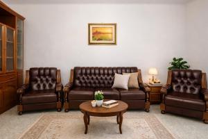 a living room with leather couches and a coffee table at Centro Storico Di Tea in Turi