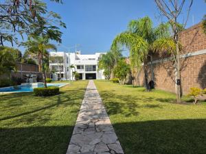 a walkway in the yard of a house at La Casa Blanca VIP in Tlayecac +45 photos