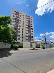 a large white apartment building on a city street at Apartmento Moto GP in Goiânia