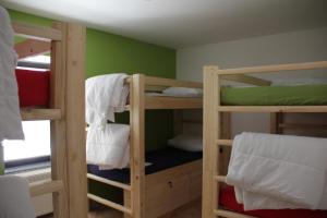 Hostel Bovec في بوفيك: غرفة مع ثلاثة أسرة بطابقين في غرفة