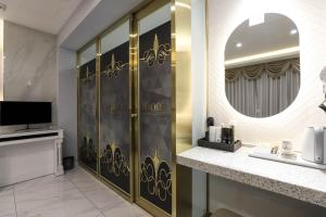a bathroom with a mirror and a dressing room at Hotel Felice Dongchon Amusement park in Daegu +64 photos