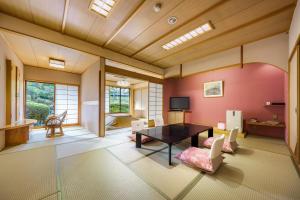 a living room with a table and chairs at Kaneyamaen in Fujiyoshida