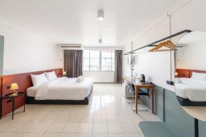 a hotel room with two beds and a sink at Quicky Stay Hotel Suphanburi in Suphan Buri +20 photos