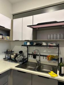 a kitchen with a sink and a counter top at Departamento de lujo domotizado en la mejor zona de Cochabamba, frente al Paseo Aranjuez in Cochabamba +17 photos