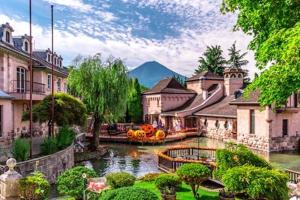 a resort with a pond in the middle at OZ Fuji in Fujiyoshida