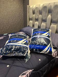 a bed with two pillows on top of it at Departamento de lujo domotizado en la mejor zona de Cochabamba, frente al Paseo Aranjuez in Cochabamba