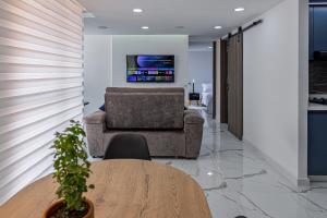 a living room with a couch and a table at Galería 305 in Cartago