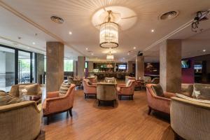 eine Lobby mit Stühlen, Tischen und einer Bar in der Unterkunft I Hotel Batam in Nagoya