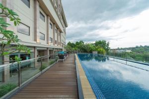 ein Gebäude mit einem Schwimmbad neben einem Gebäude in der Unterkunft I Hotel Batam in Nagoya